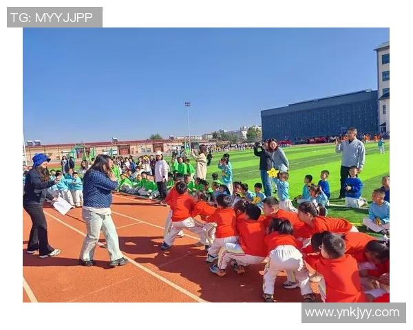 小学生快乐踢足球精彩瞬间集锦展现童年活力与团队精神